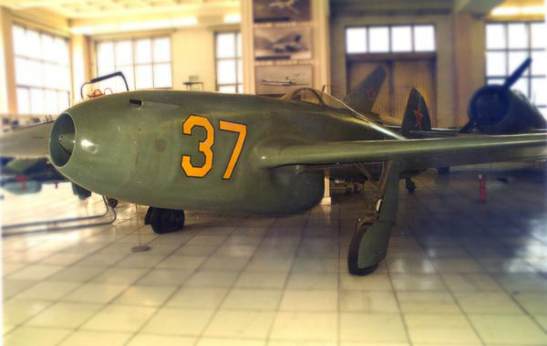 Source: http://www.yak.ru/PIC/FIRM/MUSEUM/yak-15.jpg